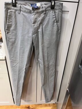 Izod Men's Light Gray Chino Pants